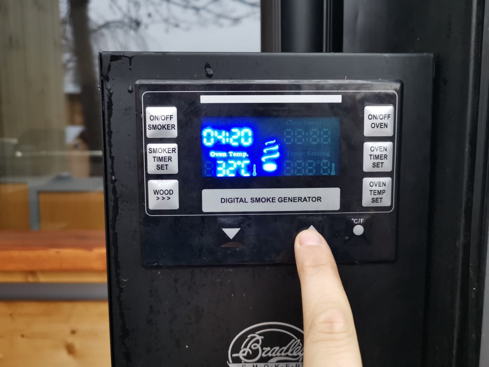 Ako správne údiť v elektrickej udiarni Bradley Smoker Digital 6?