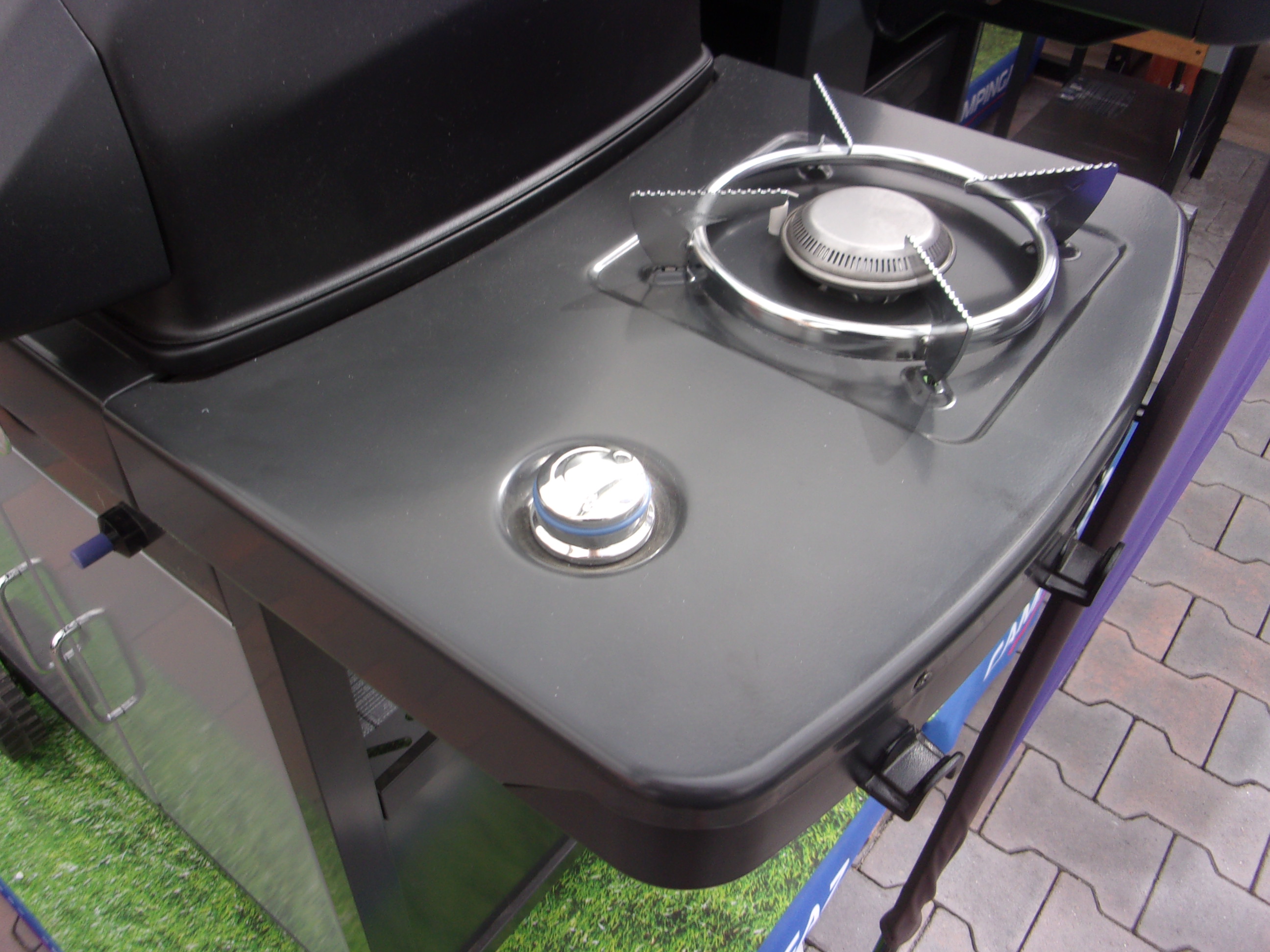 Ako sú široké bočné pultíky na grile Campingaz 2 Series LX Vario?