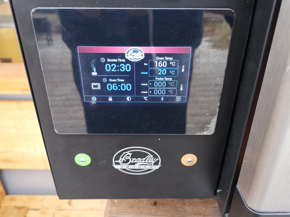 Ako údiť v elektrickej udiarni Bradley Smart Smoker 10