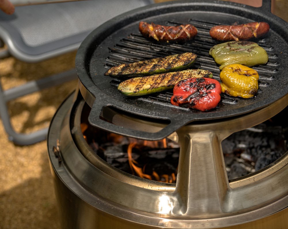 Akým spôsobom pripevniť grilovaciu mriežku k nerezovému ohnisku Solo Stove Bonfire?