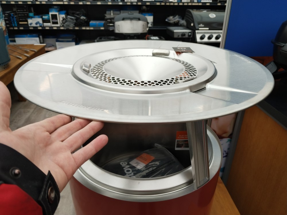 Čo je to deflector a na čo vo vnútri grilu slúži?