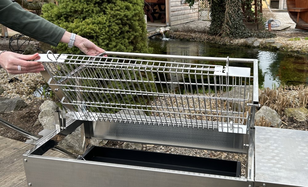 Gril na drevené uhlie s otočným roštom UG Grill