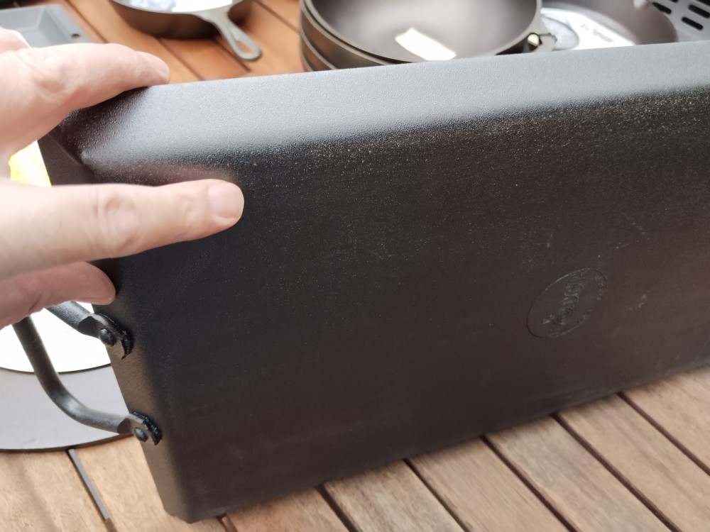Je možné použiť oceľový tál Lodge na varnej doske s hladkým povrchom?