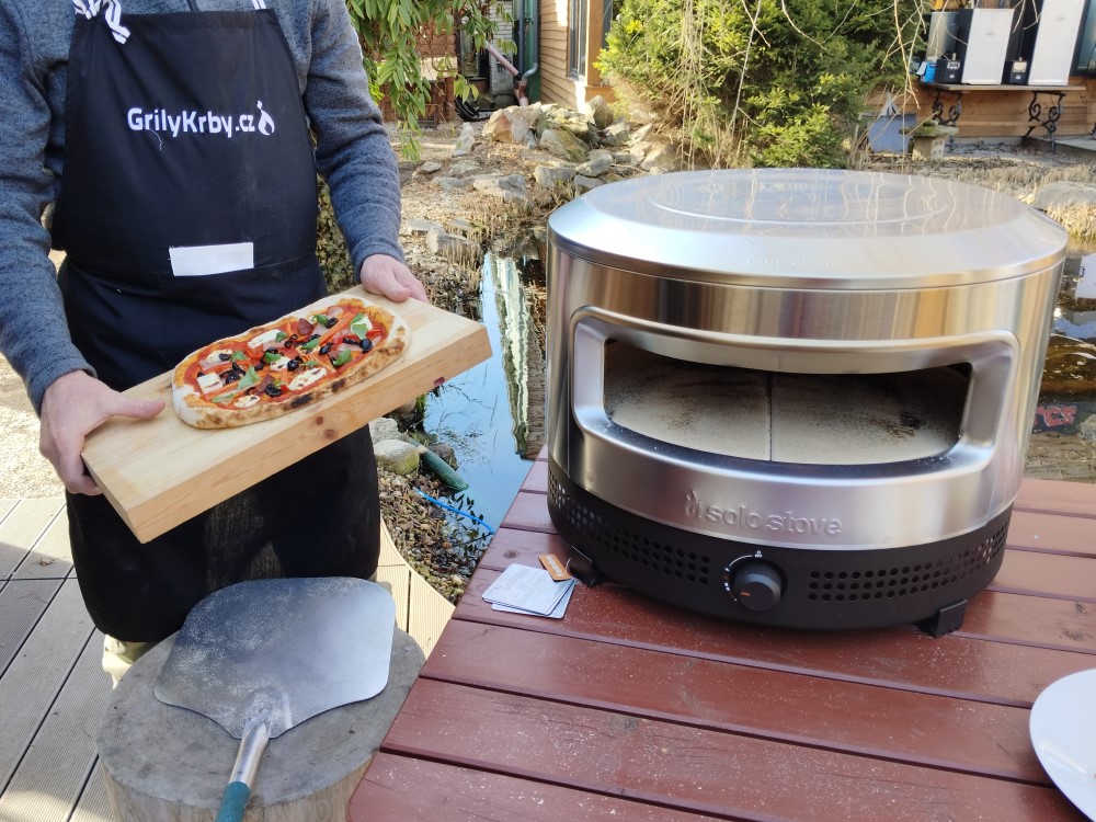 Je možné používať plynovú pec na pizzu Solo Stove na balkóne?