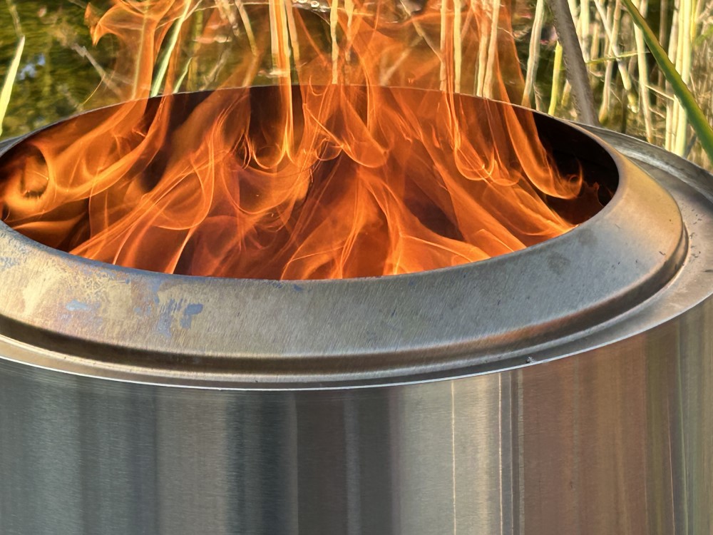 Je ohnisko Solo Stove pri používaní rozpálené aj z vonkajšej strany?