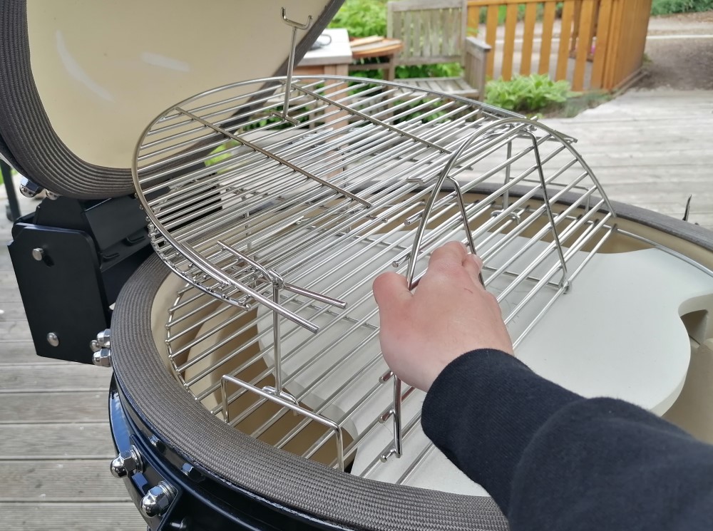 NA ČO SLÚŽI DRUHÝ ROŠT V KAMADO GRILE PITBOSS?