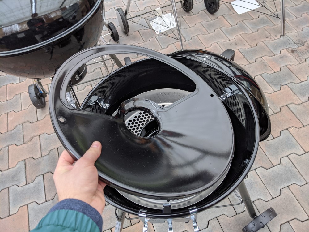 Na čo slúži lievik s polkruhovým výrezom v grile na drevené uhlie Outdoorchef?