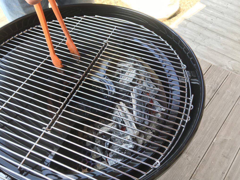 Na čo slúži lievik s polkruhovým výrezom v grile na drevené uhlie Outdoorchef?