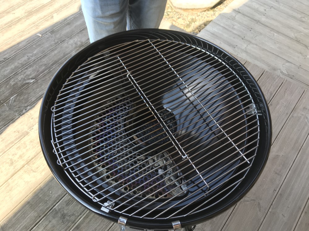 Na čo slúži lievik s polkruhovým výrezom v grile na drevené uhlie Outdoorchef?
