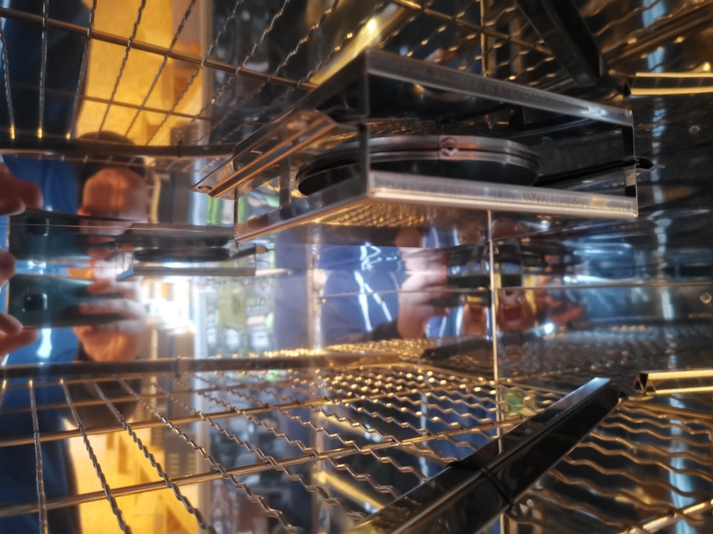 Na čo slúži mištička v hornej časti elektrickej udiarne?