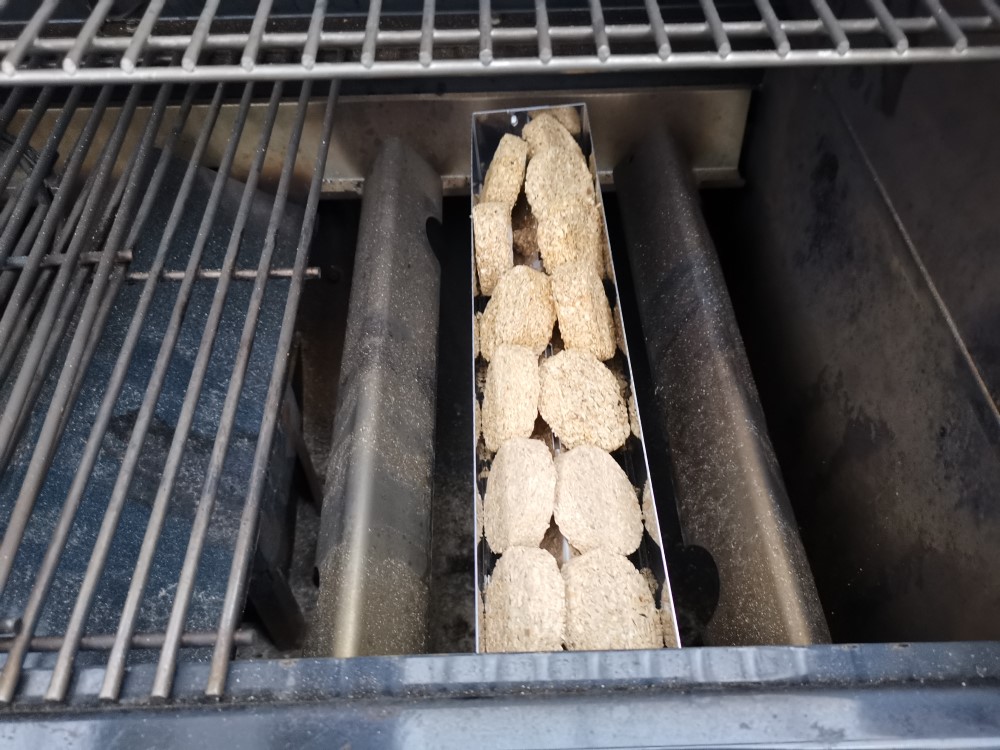 Nájdem využitie pre údiace brikety Bradley Smoker pri grilovaní?