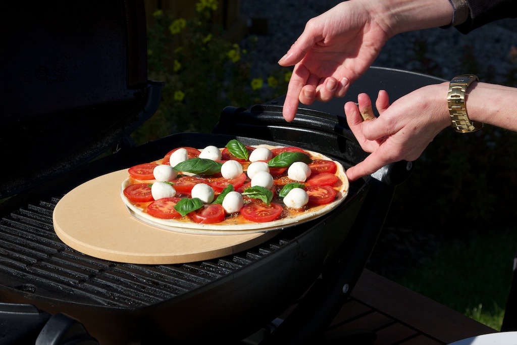 Pečie sa pizza lepšie na keramickom kameni alebo liatinovom táli?