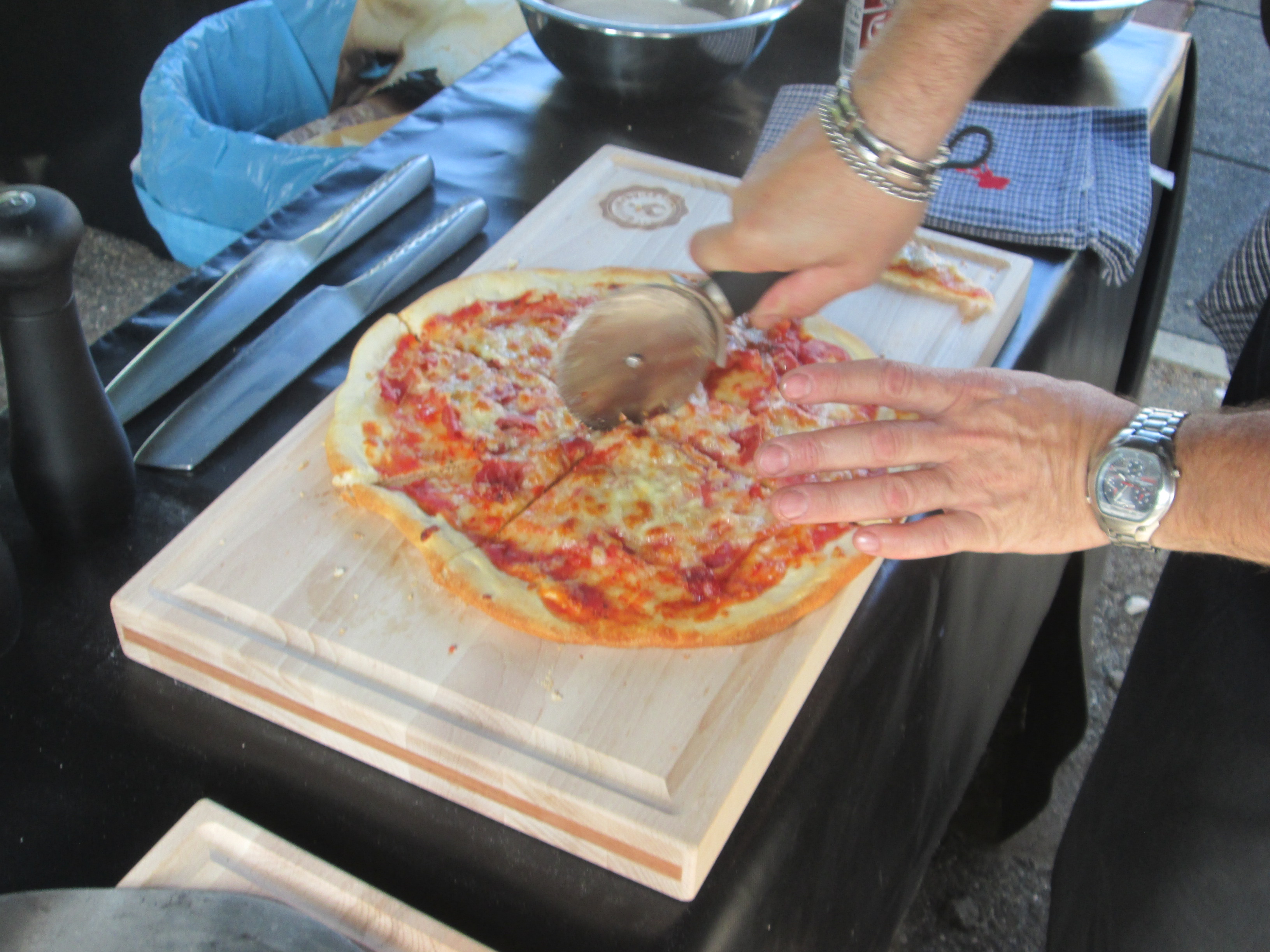 Pečie sa pizza lepšie na keramickom kameni alebo liatinovom táli?