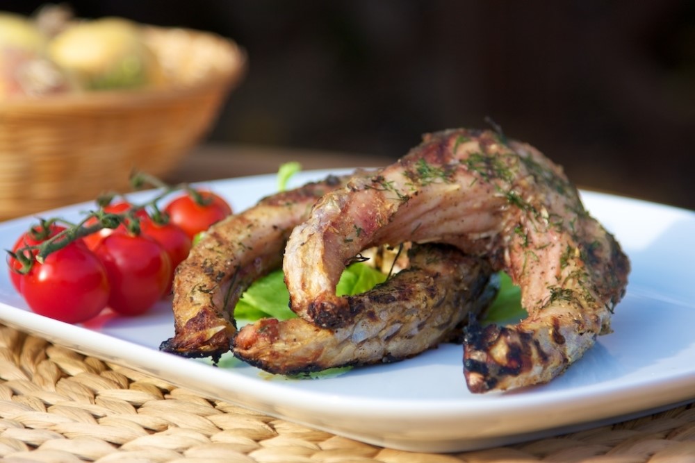 Ryba sa vždy prilepí na rošt grilu