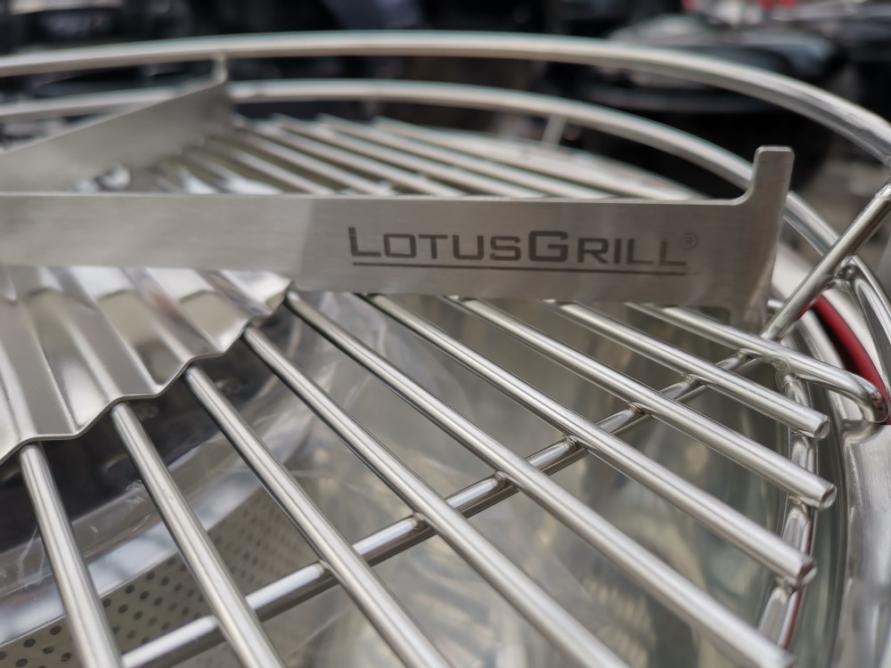 Správne umiestnenie pizza kameňa na grile Lotus