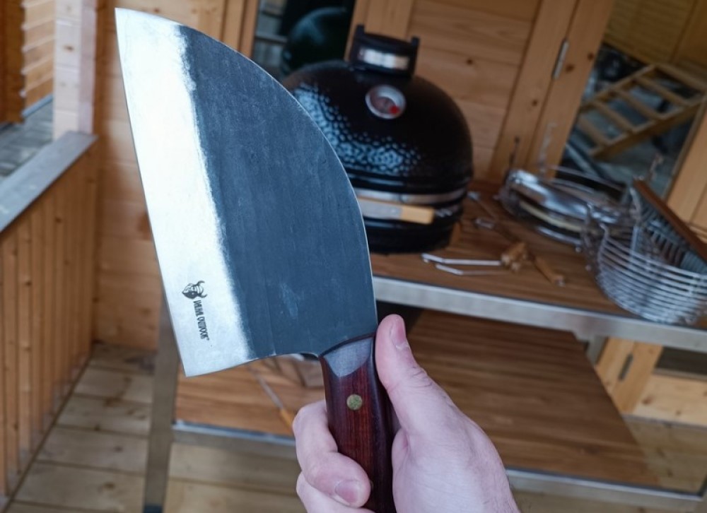 Z akej triedy ocele je vyrobený mäsiarsky nôž Valhal Outdoor?