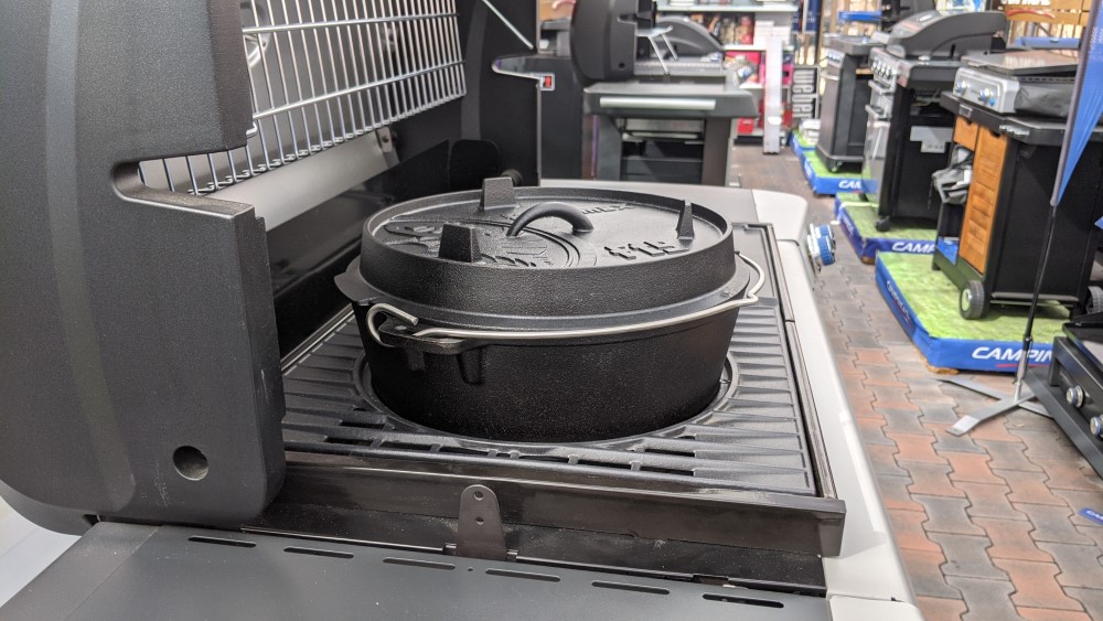 Zmestí sa liatinový hrniec do grilu Campingaz?