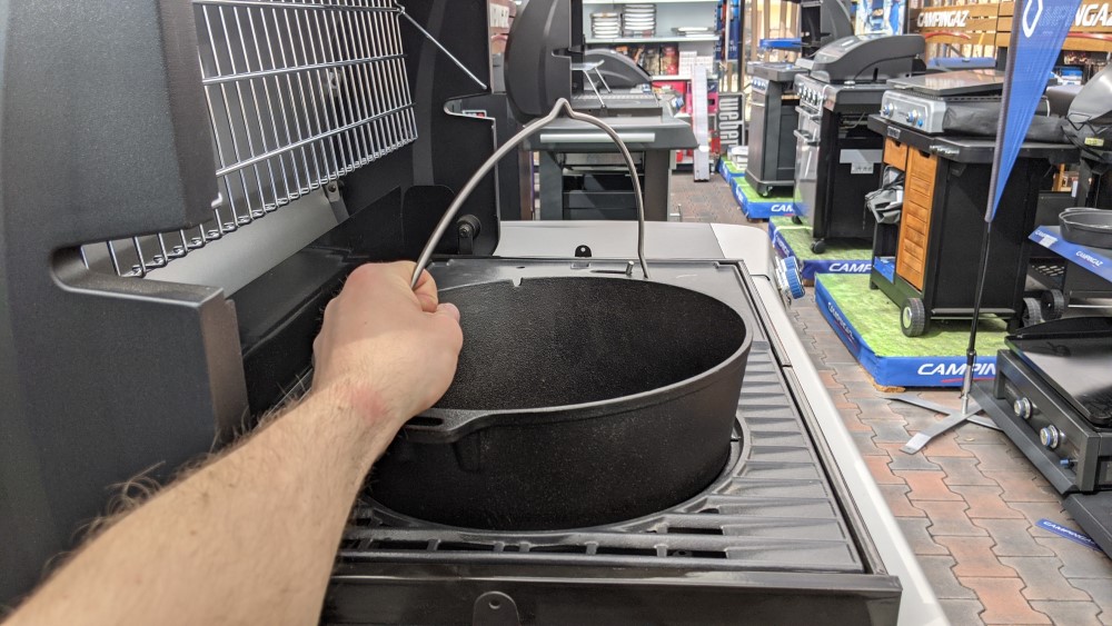 Zmestí sa liatinový hrniec do grilu Campingaz?