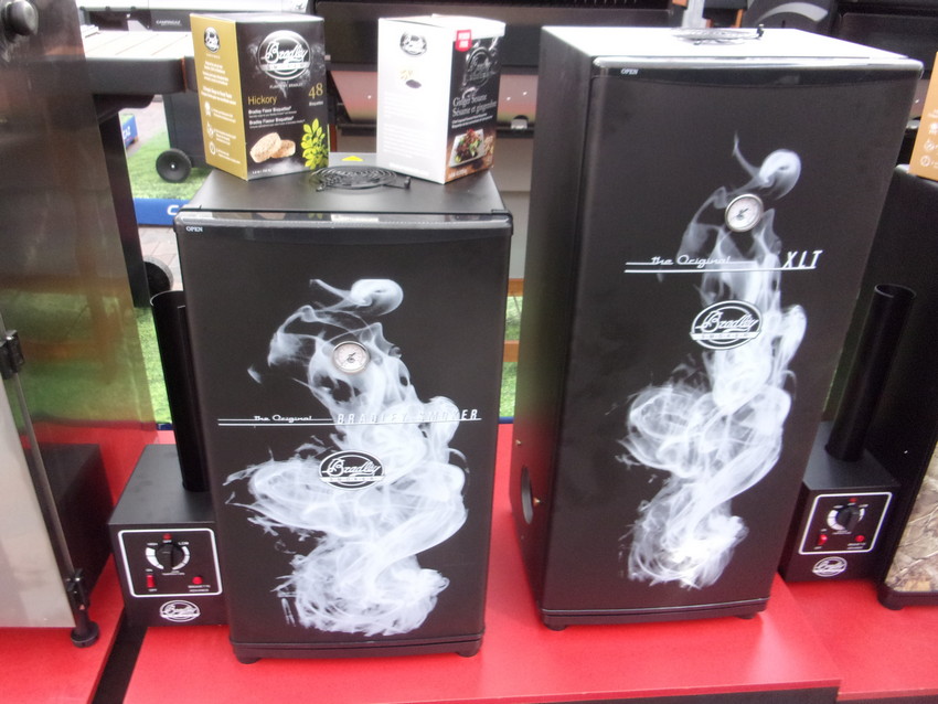 Aké sú rozdiely medzi udiarňami Bradley Smoker Original 4 a Bradley Real Tree Camo Smoker 4?