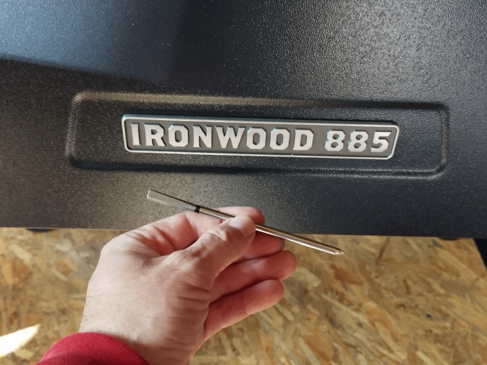 Ako zabrániť neustálemu odpájaniu bezdrôtovej sondy pri grile Traeger Ironwood 885?