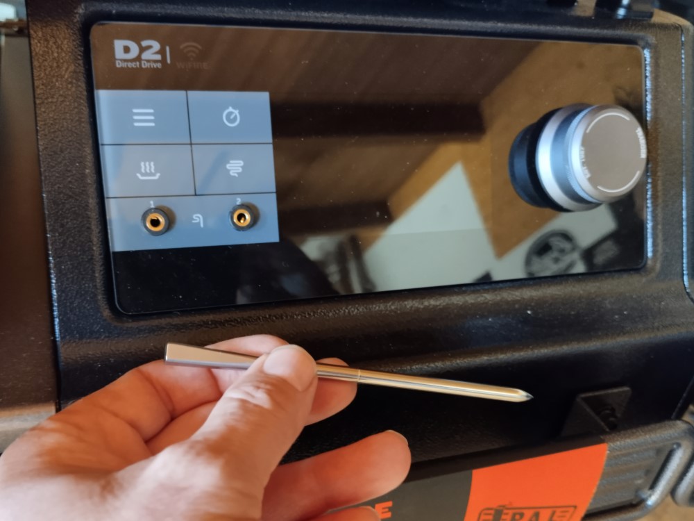 Ako zabrániť neustálemu odpájaniu bezdrôtovej sondy pri grile Traeger Ironwood 885?