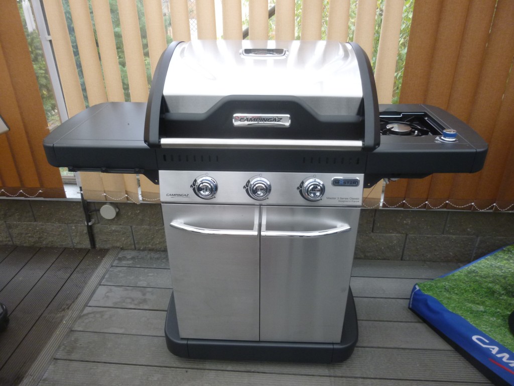 Aký je výkon bočného horáka pri grile Campingaz Master 3 Series Classic?