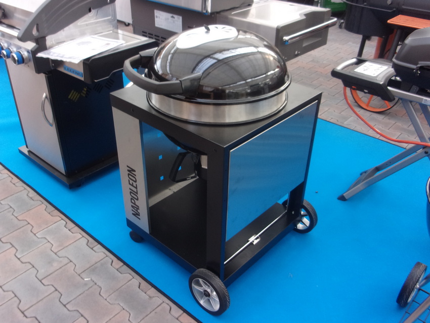 Dá sa bočný pultík pri grile Napoleon Charcoal Cart sklopiť?