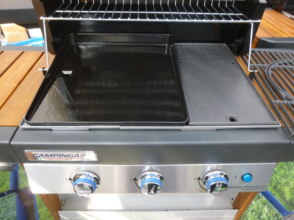 Je možné nahradiť pri grile Campingaz 3 Series Woody LX liatinový rošt grilovacou doskou Plancha?
