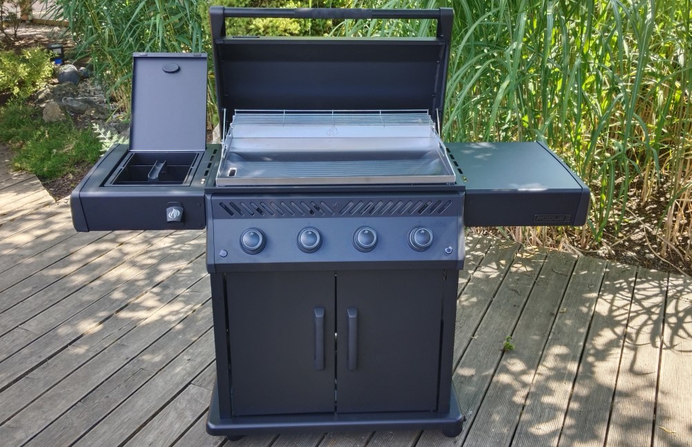 Je nerezová grilovacia doska grilu Napoleon Rogue PRO Plancha z grilu odnímateľná?