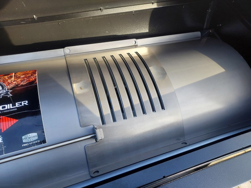 Kam umiestniť rozvádzač tepla v komore peletového grilu Pit Boss 1150 Navigator?