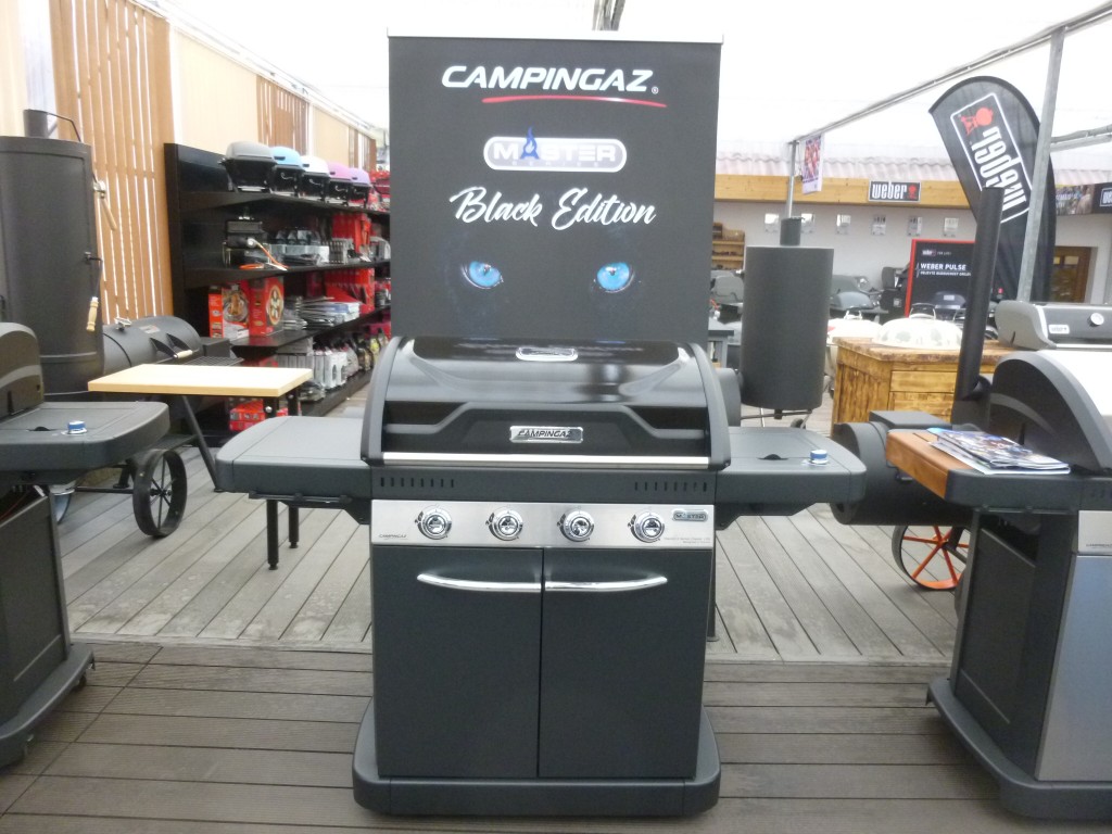 Má plynový gril Campingaz Master Series 4 LXS Black Edition bočný horák?
