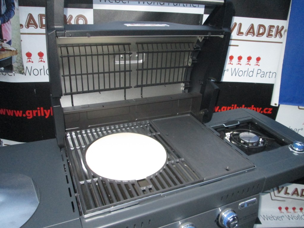 Prečo má plynový gril Master 3 Series vyberateľný stred roštu?