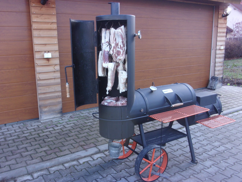 Predávate veľký gril na drevené uhlie vhodný na stánkový predaj?