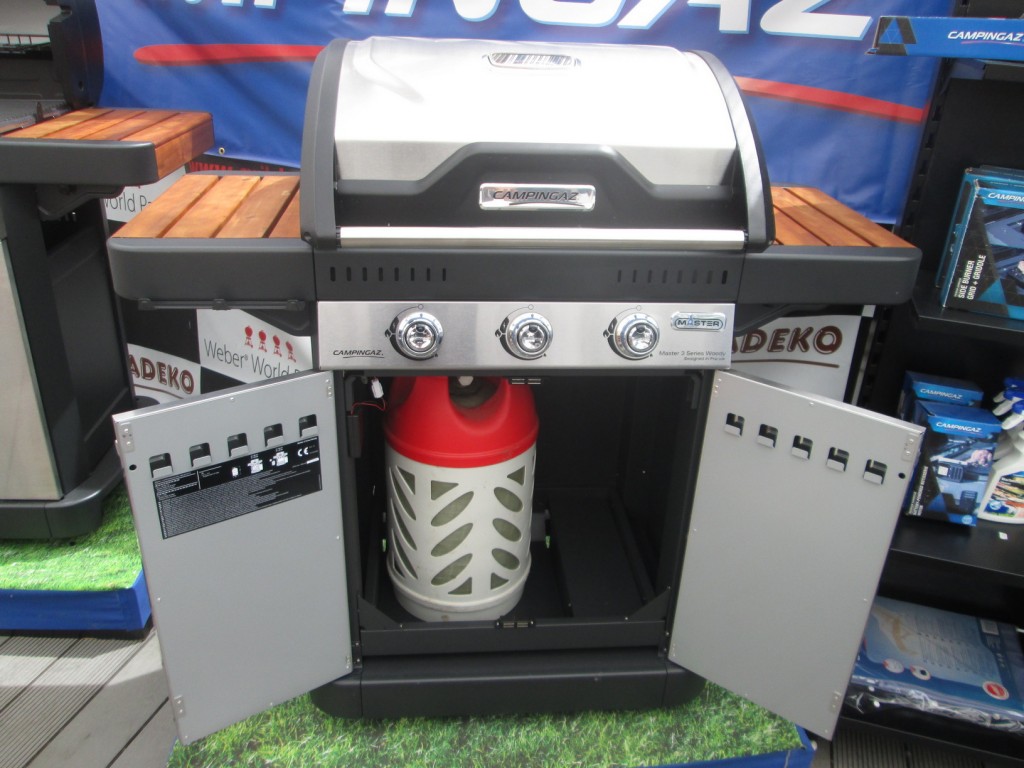 Vojde sa do skrinky grilu Campingaz Master 3 Series Woody veľká plynová bomba?