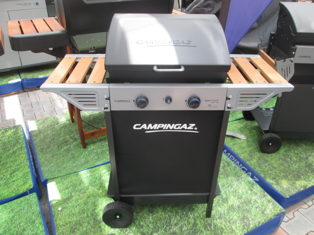 Z akého materiálu sú vyrobené bočné stolčeky na grile Campingaz Xpert 100 LW?