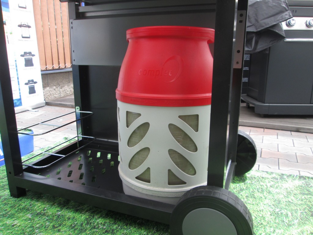 Zmestí sa pod stolík pre grily Campingaz Plancha plynová fľaša?