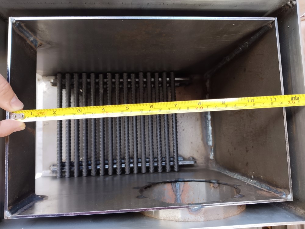 Aké rozmery má ohnisko pri drevenej udiarni Master Smoker 40 LS?