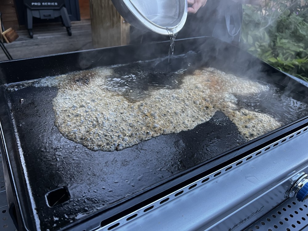 Ako správne vyčistiť gril typu plancha?