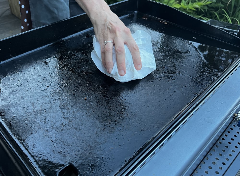 Ako správne vyčistiť gril typu plancha?