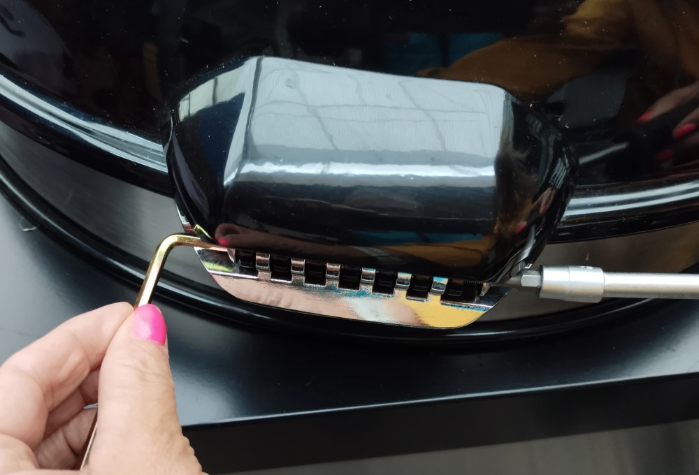 Ako umiestniť do grilu nerezový tál pre kotlové grily Napoleon?