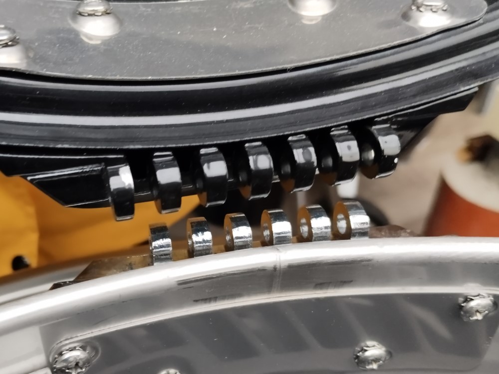 Ako umiestniť do grilu nerezový tál pre kotlové grily Napoleon?