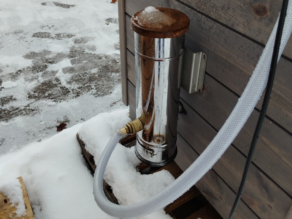 Aký je rozdiel medzi bežnou elektrickou udiarňou a verziou s dymboxom?