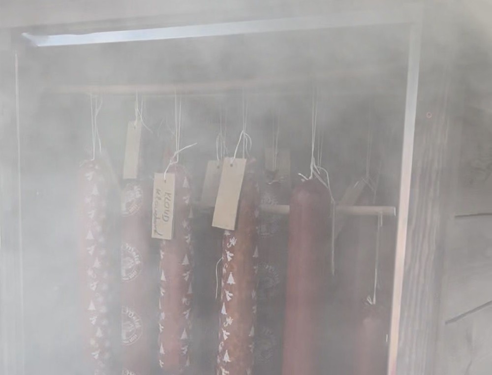 Aký je rozdiel medzi bežnou elektrickou udiarňou a verziou s dymboxom?