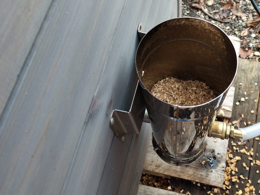 Aký typ štiepky sa používa do dymboxu elektrickej udiarne Kalme?