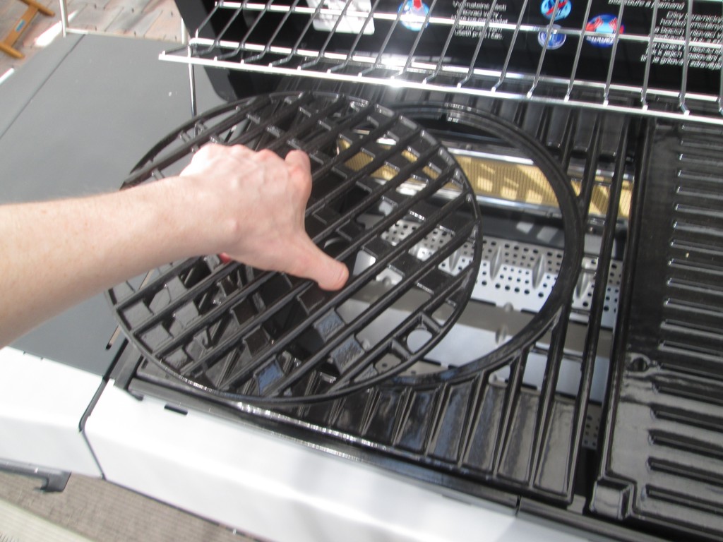 Má gril Campingaz 2 Series RBS L len grilovaciu mriežku alebo aj liatinový tál?