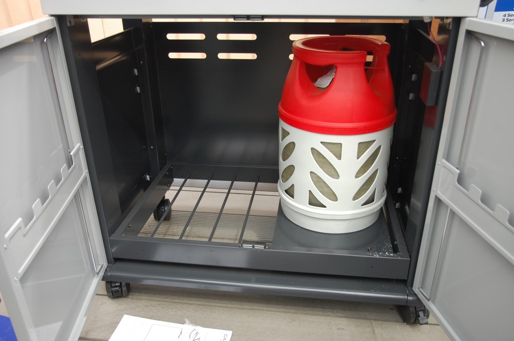 Vojde sa kompozitná plynová bomba do grilu Campingaz 4 Series RBS LXS?