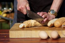 Všetky rožky nakrájame na kolieska alebo rovnako veľké kocky, ktoré nasypeme do veľkej misy. V ďalšom kroku pristúpime k pridávaniu zostávajúcich surovín.