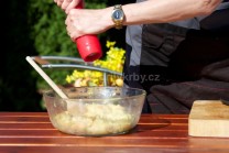 My sme plnkou naplnili kuraciu roládu s plnkou v slaninovom kabátiku. Ugrilovanú roládu možno konzumovať teplú so zemiakovou kašou alebo zemiakmi. Studená roláda sa hodí na doplnenie studených mís.