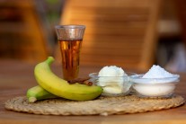 Priprav&iacute;me si ban&aacute;ny, mascarpone, rum, &scaron;koricu a pr&aacute;&scaron;kov&yacute; cukor.