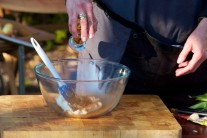 Medzit&yacute;m si v miske priprav&iacute;me zmes na polievanie.